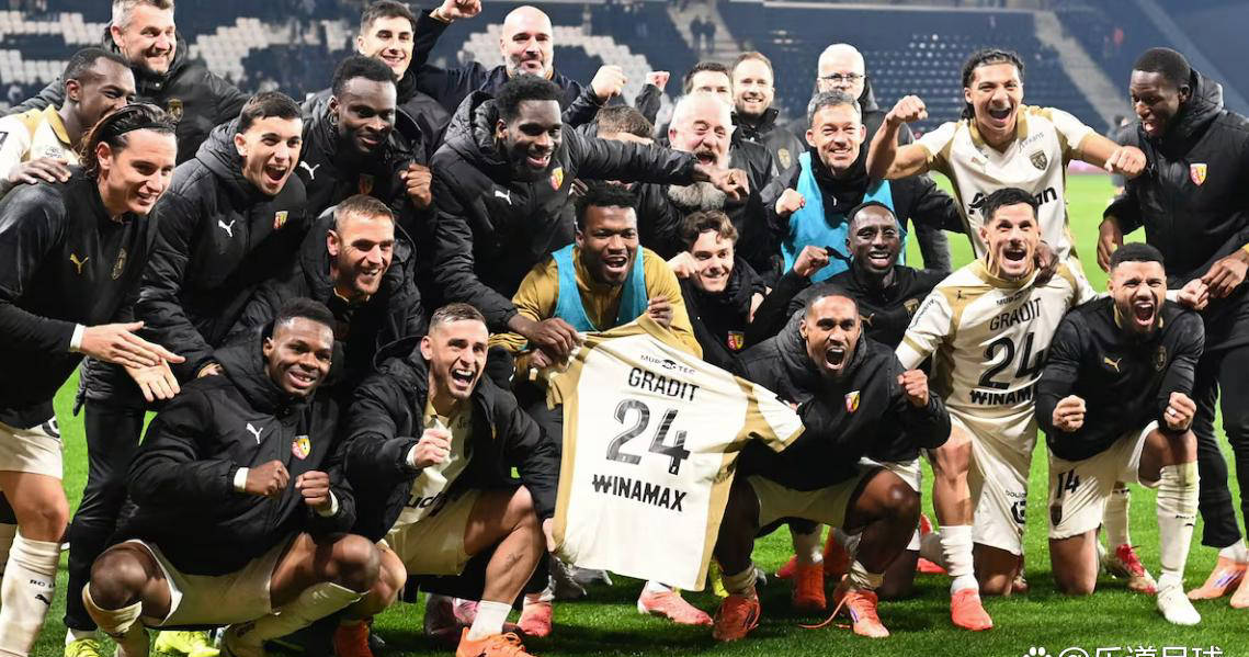 21年后再登法甲榜首!平民俱乐部朗斯能否撼动巴黎圣日耳曼霸权?